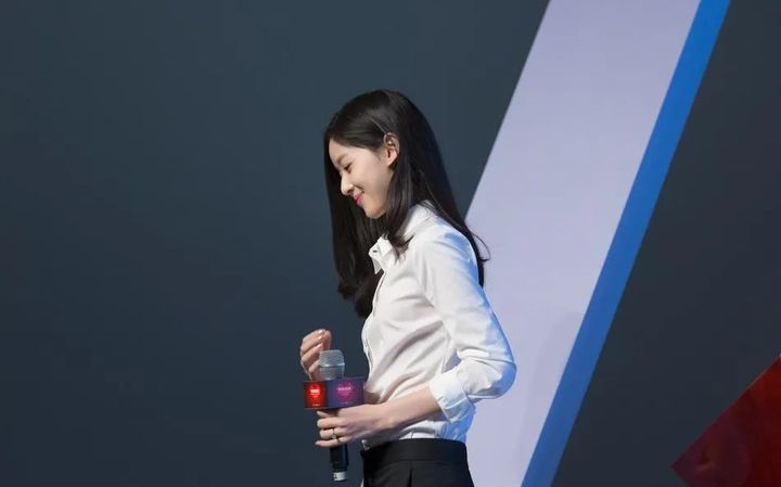 章泽天|被网友嘲讽、被贵妇圈排挤，章泽天时隔6年的“清醒”，为时不晚