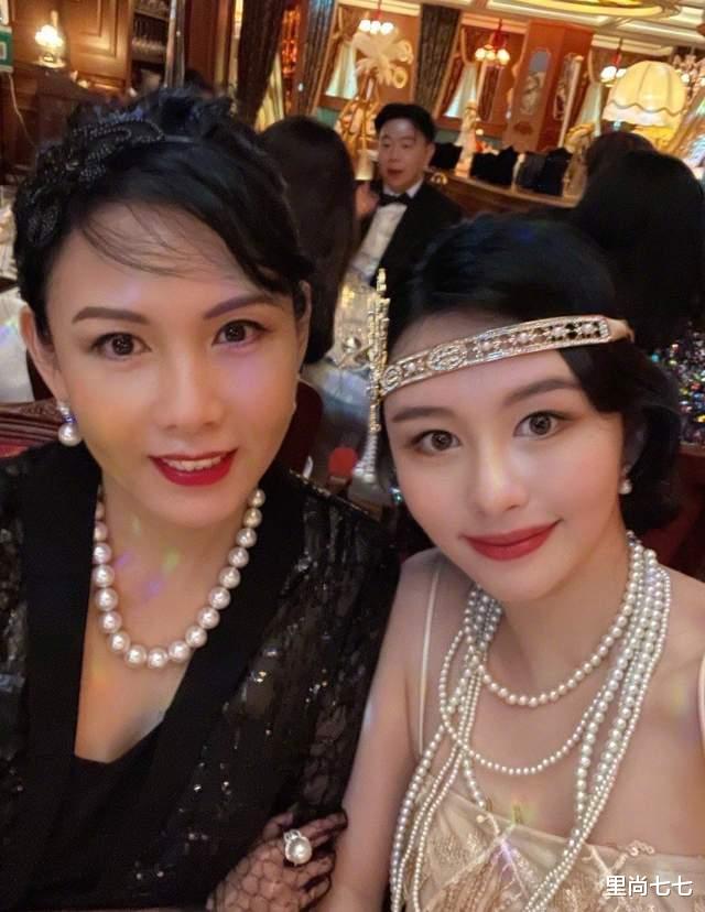 里尚七七|邱淑贞为女儿庆生，女儿满身珠宝似贵妇，她靠一串珍珠艳压众名媛