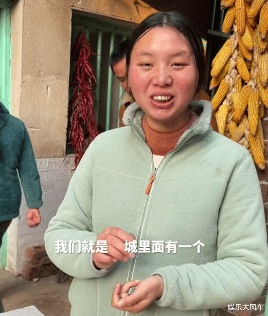 |牛爱芳夫妇晒团队大合照，自曝全部身家，称不买别墅是为了小春花