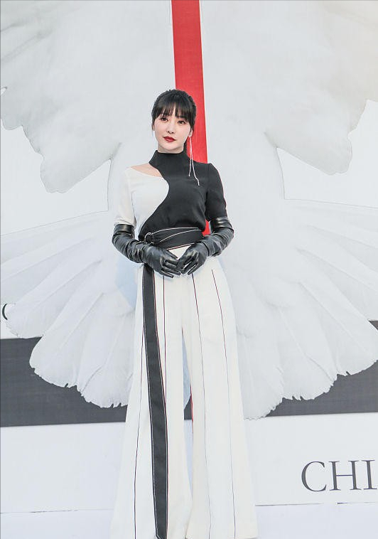 服饰|柳岩换了穿衣风格仍惊艳，穿白色“蛇形”连体装，看着挺有个性的