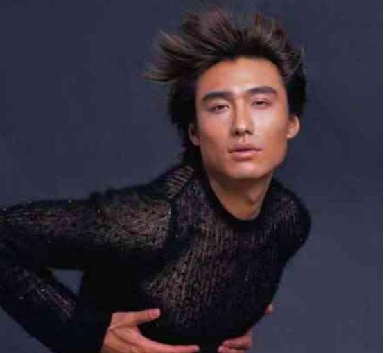 胡兵|50岁的胡兵，和兄弟走上分岔路，错过2个女人，现在还孤身一人