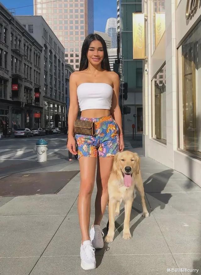 |45岁性感尤物有多美？比25岁女儿还撩人，抗衰秘诀是留住肌肉