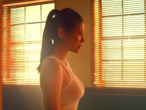 徐冬冬|徐冬冬穿白背心扎马尾辫拍打戏，却因造型太性感被吐槽抢打戏风头