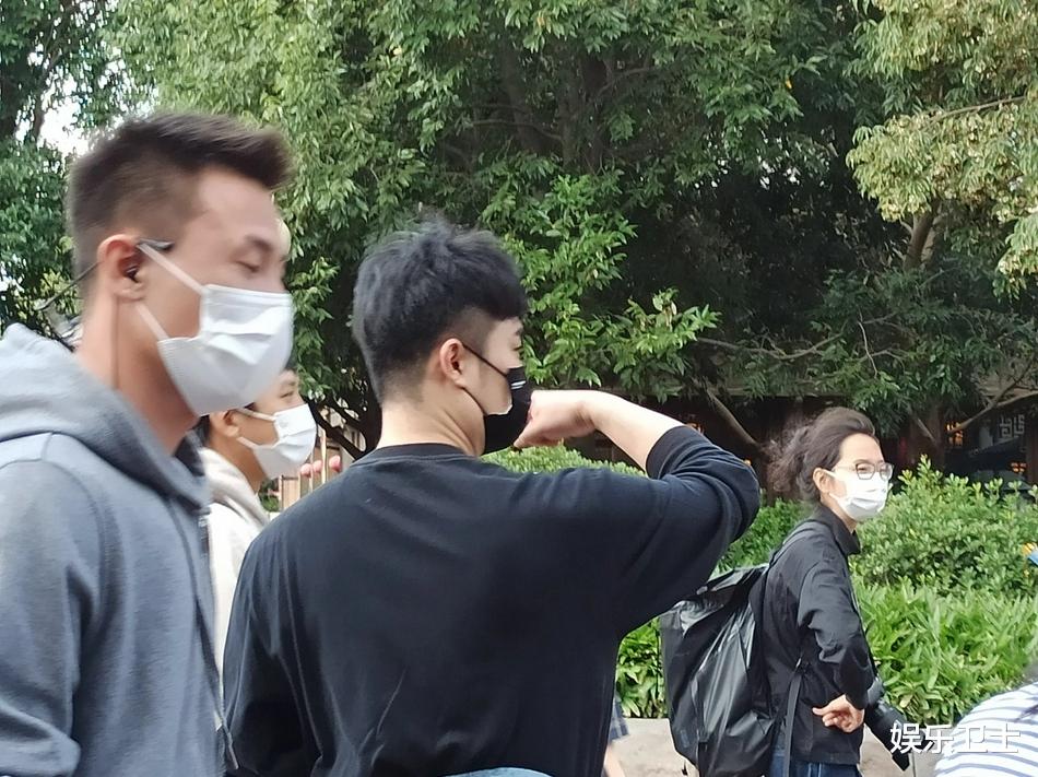 梁汉文|迪士尼偶遇邓超孙俪陈赫鹿晗，鹿晗戴朱迪兔耳朵帽卡哇伊，造型嫩如中学生