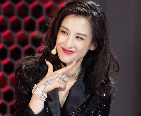 黄圣依|黄圣依又演戏，和田玉项链从1280砍到118两条，拿网友当傻子？