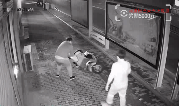 ?天天正能量官方 一个醉汉VS一个孩子，对比扎心！监控下这一幕，让人深思…