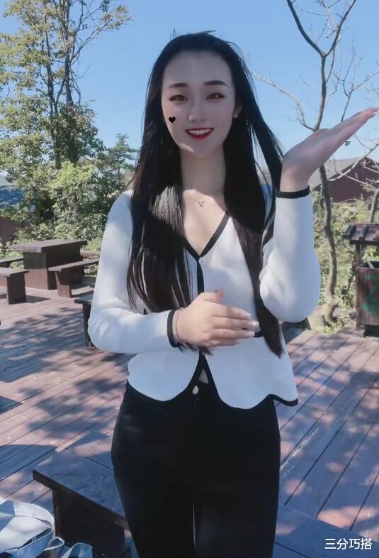 三分巧搭 “大衣哥”媳妇衣品不错，开衫配牛仔裤真接地气，看着干净又清爽