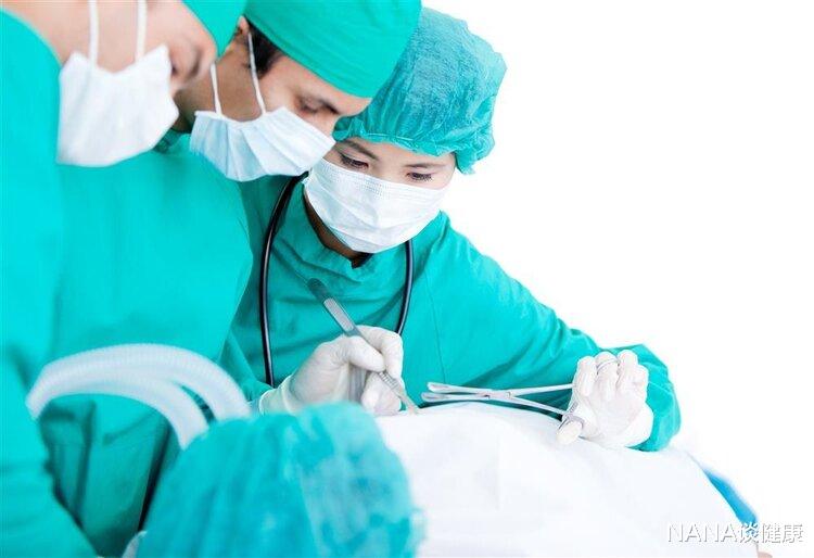 医生|为什么用布蒙着患者,通过一个洞去手术,很多人只知其一不知其二