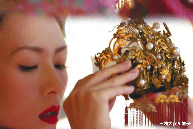 三姨太在买裙子|想要成功的女人，都需要从王儇身上，学习这4个特质