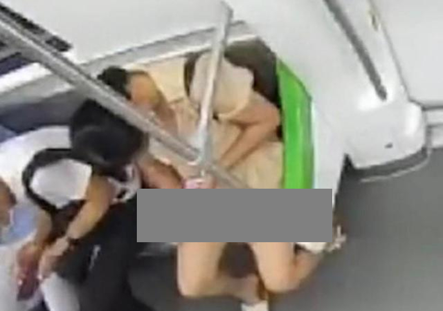 监控视频 38岁女子大庭广众下,地铁上掀裙子直播,竟有1万多人观看