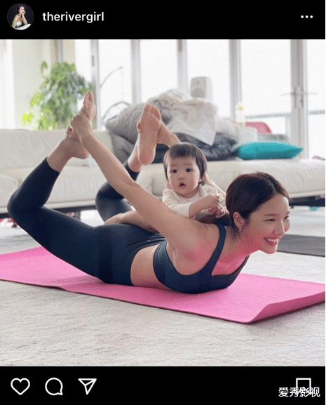 李亚男|王祖蓝老婆李亚男做瑜伽,穿紧身裤秀好身材,将自己掰成船驮女儿