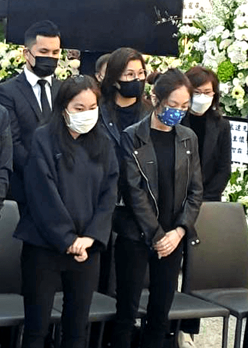 吴孟达|吴孟达出殡白发母亲首现身,伤心痛哭步履蹒跚,需俩亲友搀扶