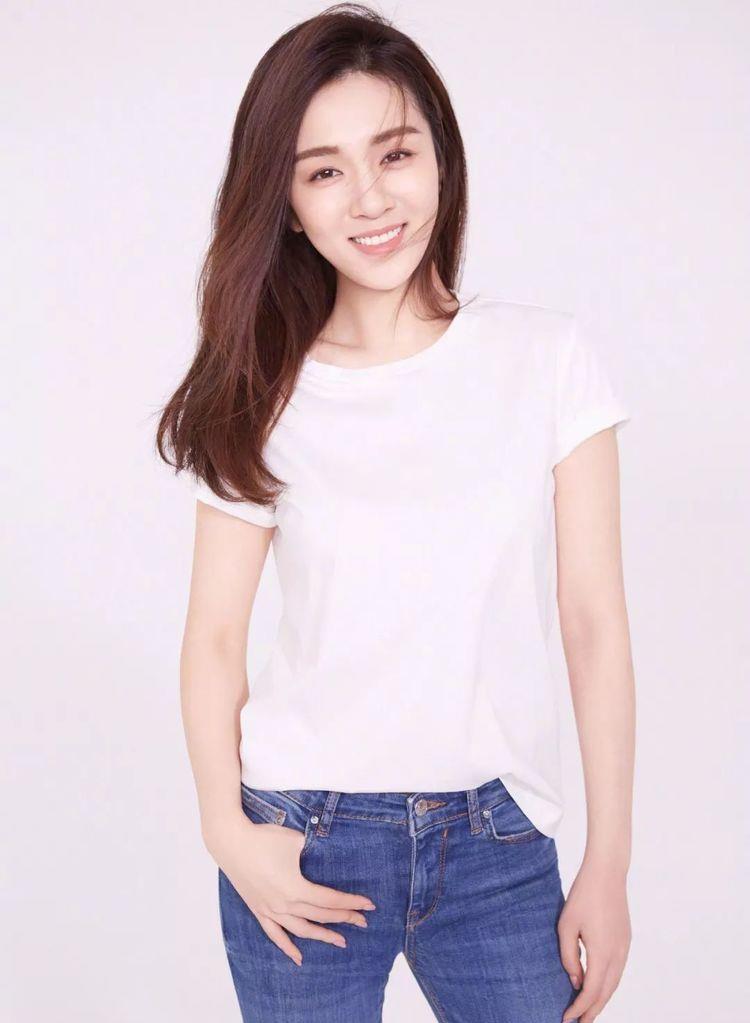 王晓晨|33岁的王晓晨，美貌肤白与身材火辣并存，真是一位迷人的女神！