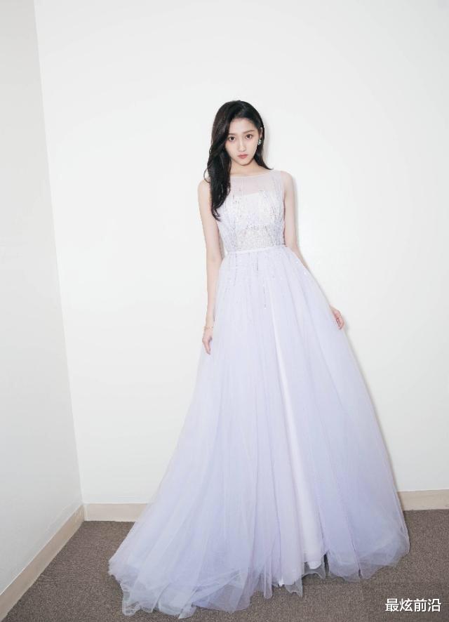 最炫前沿|服了关晓彤“迷”之穿搭！穿透视纱裙配打底裤，还好身材撑住了