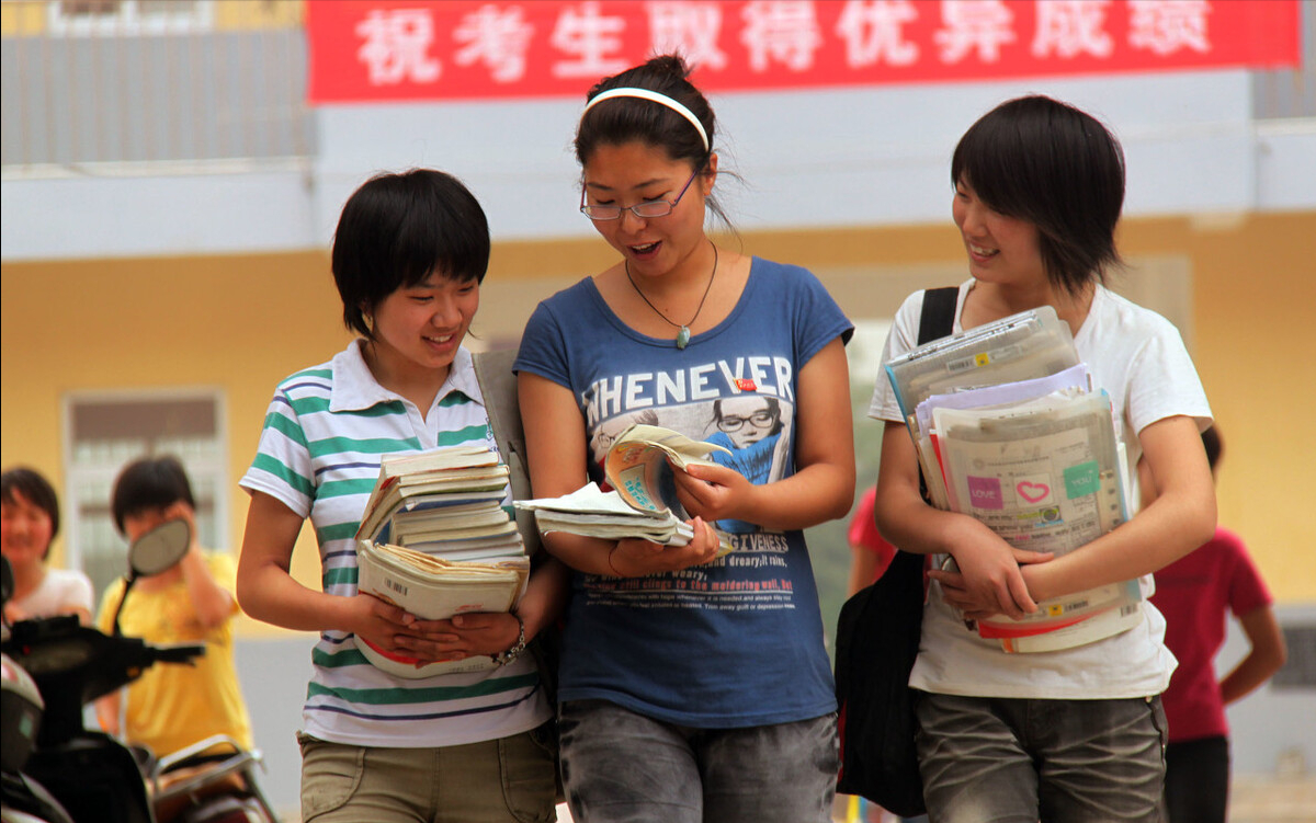 教师|教师招聘现状：一边无人问津，另一边扎堆报考，原因发人深省