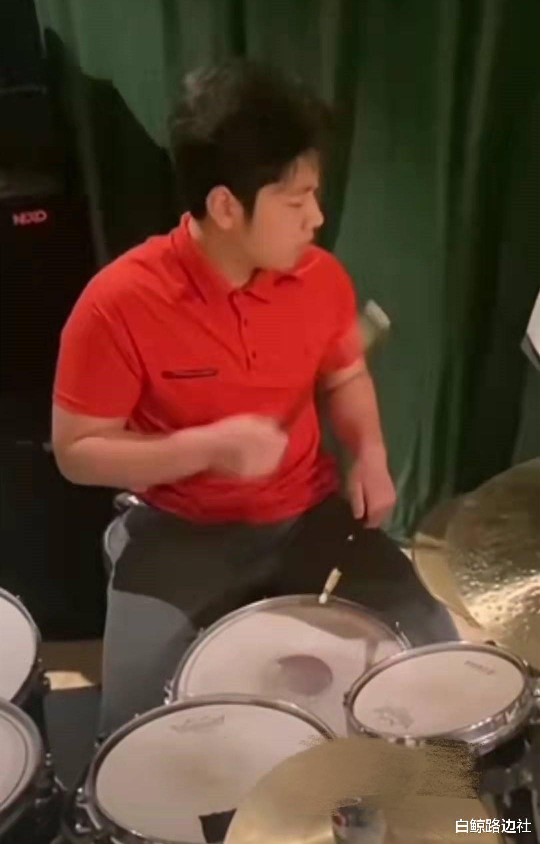 鞠婧祎|郭涛获儿子剧组探班!14岁石头身高超过180,五官长开越来越帅气