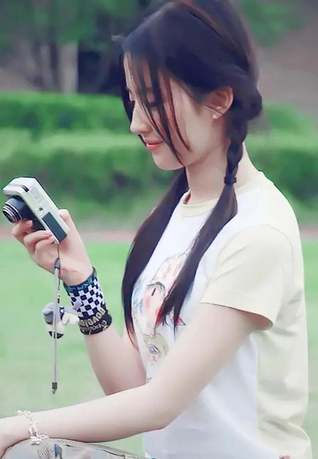 刘亦菲|刘亦菲早期照片真的好水灵！网友直言：她就没有丑的时候好吗！
