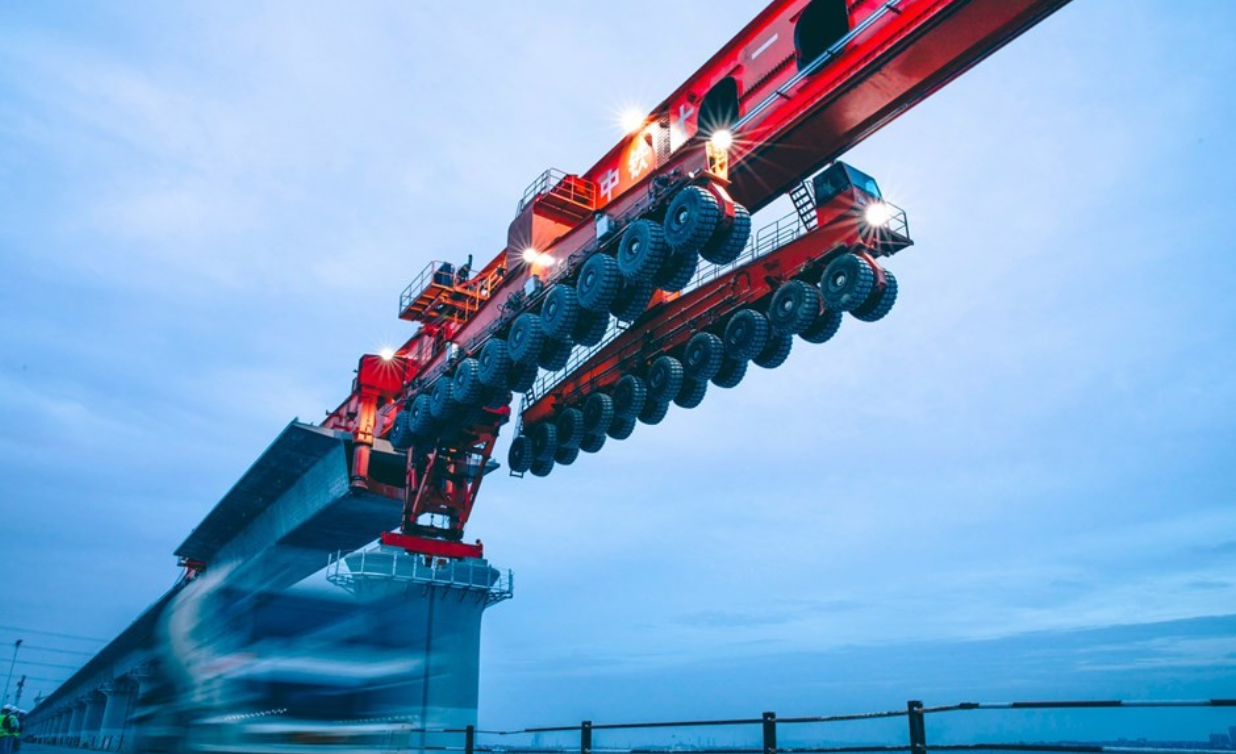 三分亮剑 我国研发千吨级架桥机，全身88个轮子，搭建桥梁就像拼积木