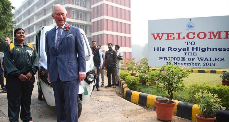 71歲查爾斯訪問印度，脫下鞋襪雙腳腫得像饅頭，為何他手腳都紅腫-圖4
