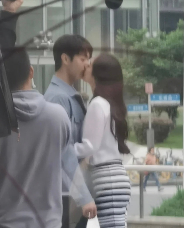 杨幂|杨幂拍戏被偶遇，被赞“人间腿精”，三名助理围成一圈贴身侍奉