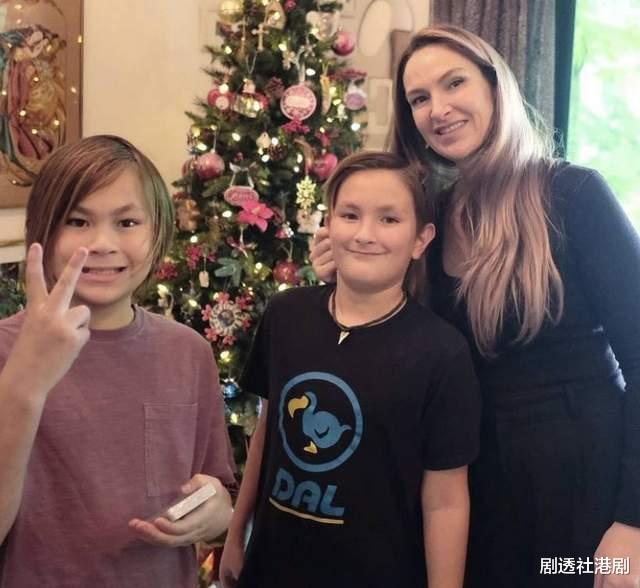 许冠杰|越活越年轻！73岁香港著名歌神在自家花园开派对，大儿子患膀胱癌已痊愈