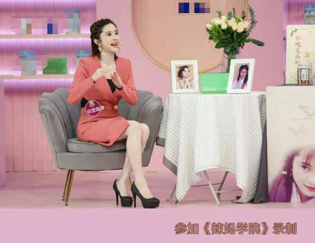 何美钿|何美钿手捧蛋糕庆46岁生日，小师妹童颜依旧，错过张卫健终遇幸福