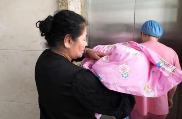 全能辣妈plus|为啥新生儿“第一抱”，最亲的4种人也不行？爸妈越早知晓越好