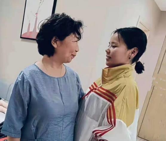 街拍|打感情牌?田静晒全家福,为秋冬季专场做宣传,跟熊磊有何区别?