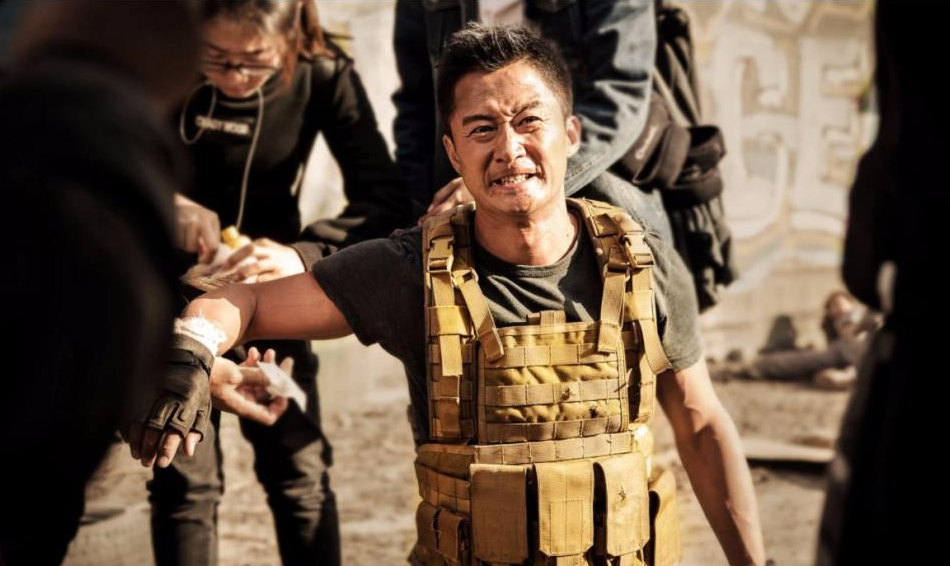 吴京|吴京为何不再提《战狼3》？李连杰6字警告：“夹起尾巴做人”！