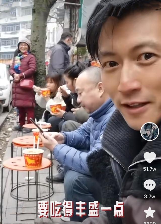 谢霆锋|谢霆锋晒新年首餐，热干面配豆皮接地气，坐在街头与路人一起用餐很朴素