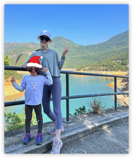 章泽天|章泽天晒爬山照，穿紧身裤勒出纤细小鸟腿，和5岁女儿同框像姐妹