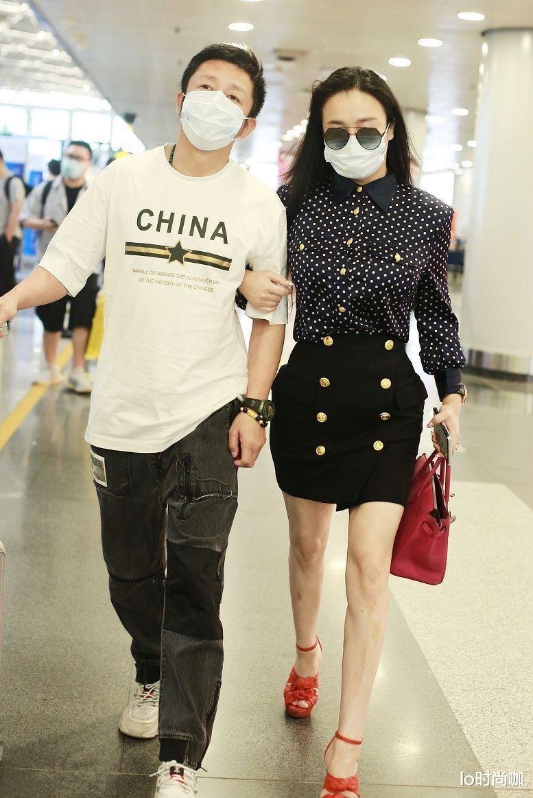lo时尚咖|冉莹颖穿衣太时髦,跟老公同行太给老公长脸,穿紧身裙身材太火辣