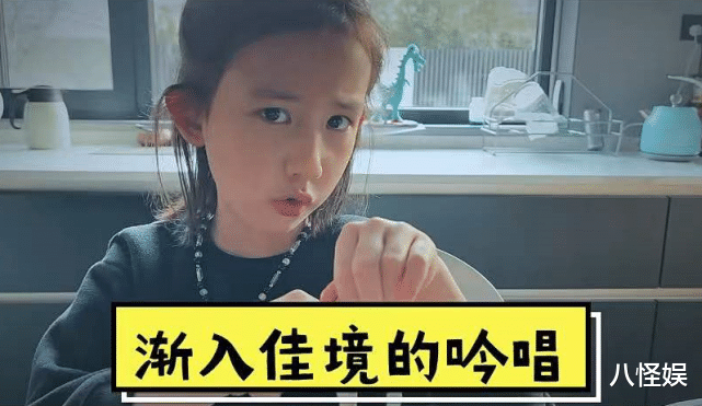 孙莉|孙莉晒小女儿唱英文歌，8岁多妹努力跟歌词表情陶醉，可爱至极