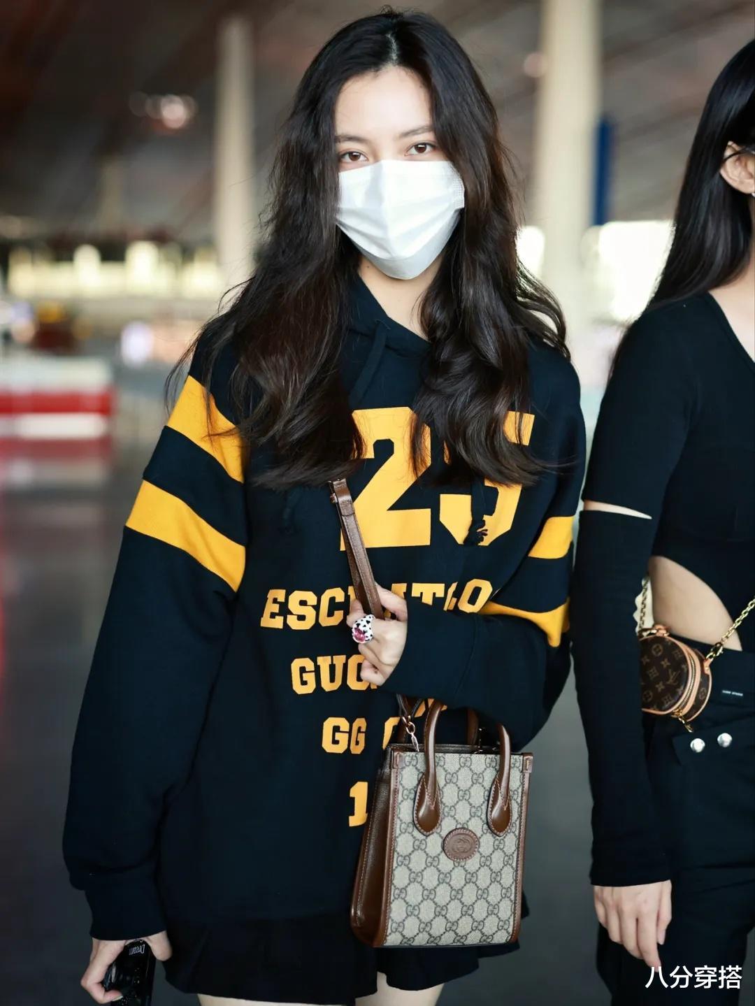 八分穿搭|宋妍霏也是个“腿精”,穿字母撞色卫衣秀长腿,活力十足真高调