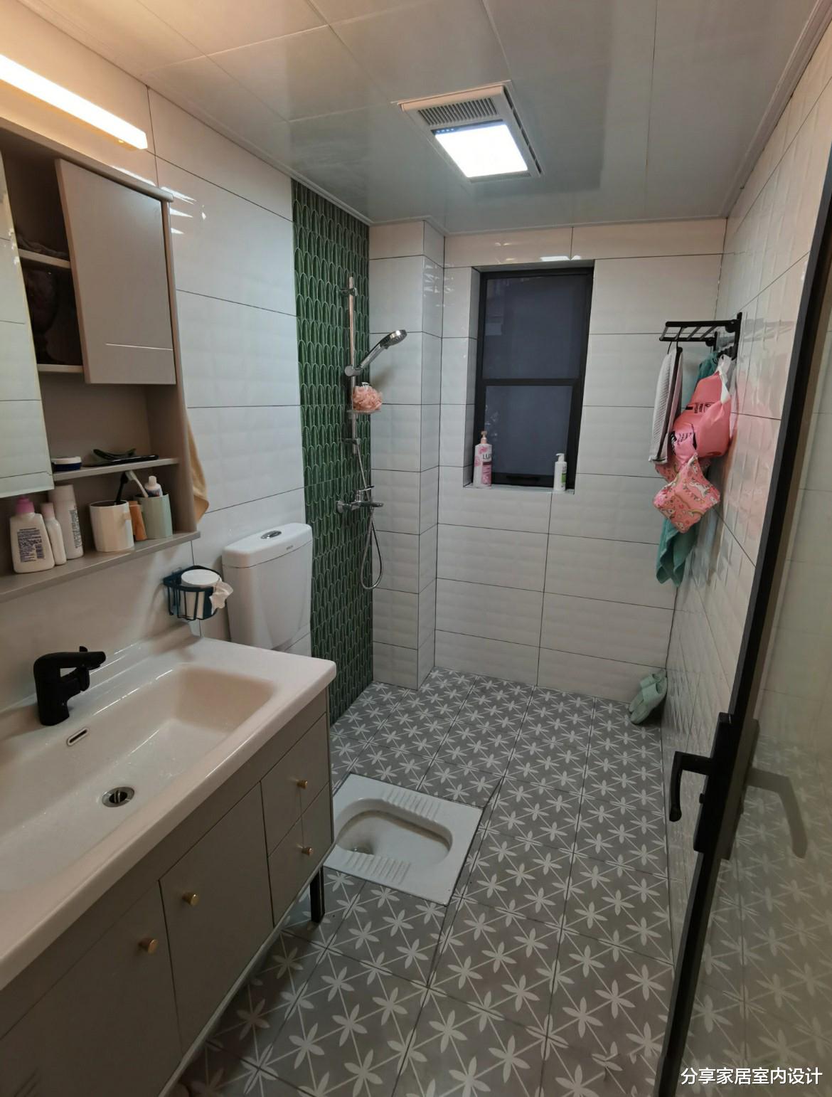 她家买二楼新房赠送80平露天超大阳台，真的是赚大了，让人羡慕！