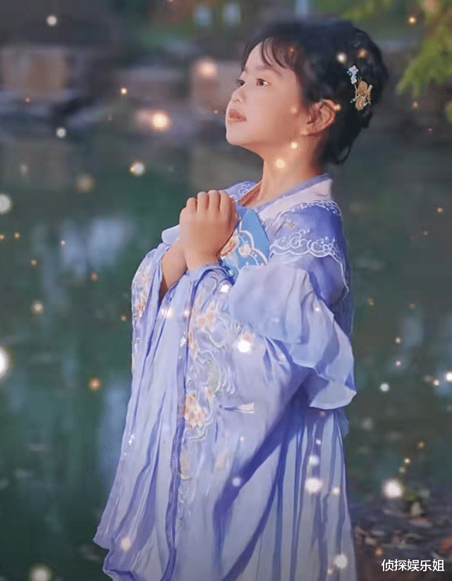 明星素颜|包文婧晒全家出游照，饺子暴风抽高，包贝尔被拍成一米八大长腿