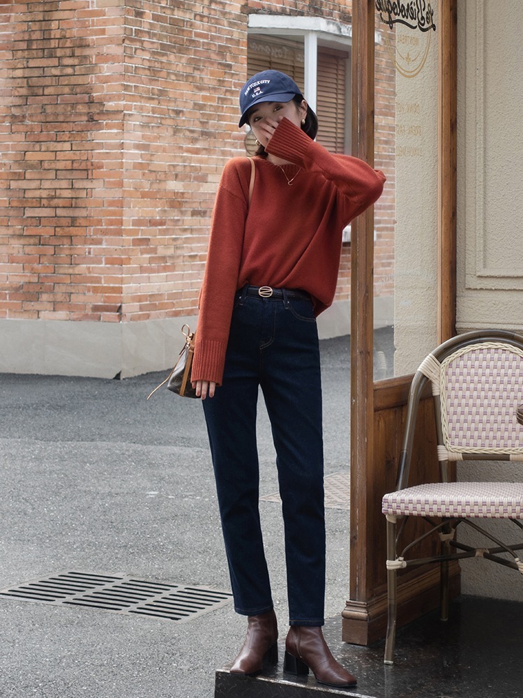 何有强 针织毛衣怎么选？简约红色圆领针织毛衣+修身牛仔裤，显白又耐看