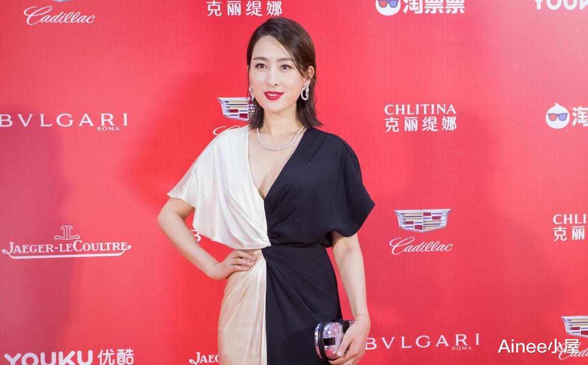 Ainee小屋|马苏的气质还挺富贵的，黑白拼接裙显出优雅气度，身材丰满又高挑