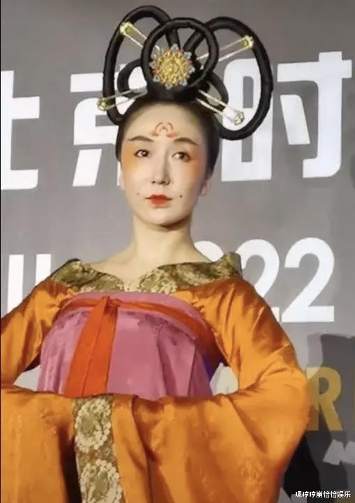 娄艺潇|北京时装周红毯,娄艺潇的装扮一言难尽,姚安娜终于找对风格