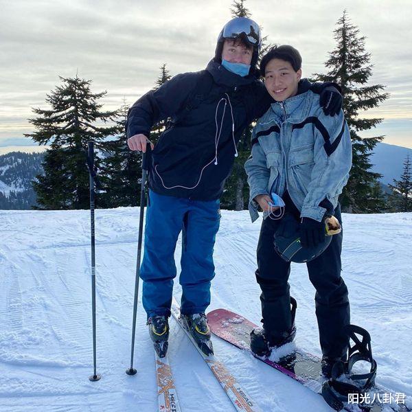 龚俊|陈坤19岁儿子陈尊佑疑恋爱，与美女一同出门遛狗，樱花树下亲密合影