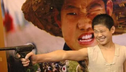 吴京|不听成龙劝阻执意翻拍《战狼2》，小兵张嘎挑战吴京，上映后全是差评