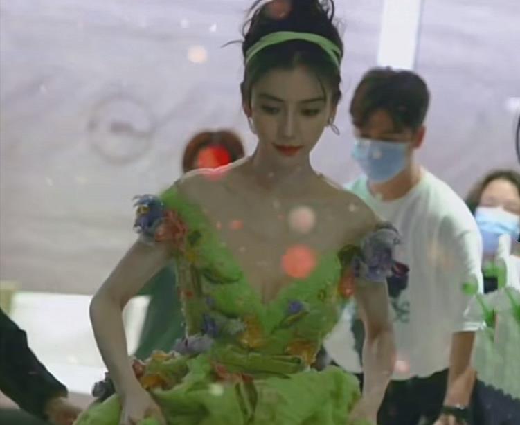 Angelababy|杨颖芭莎夜穿成“绿仙子”！路人镜头下的她，瘦得有点脱相了