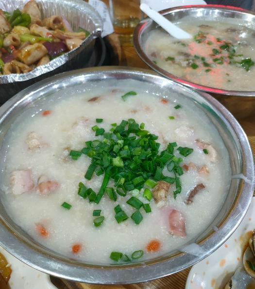 陈明辉说美食 广东佛山又破又拽的大排档，新鲜猪杂粥必点，凌晨3点还挤满人