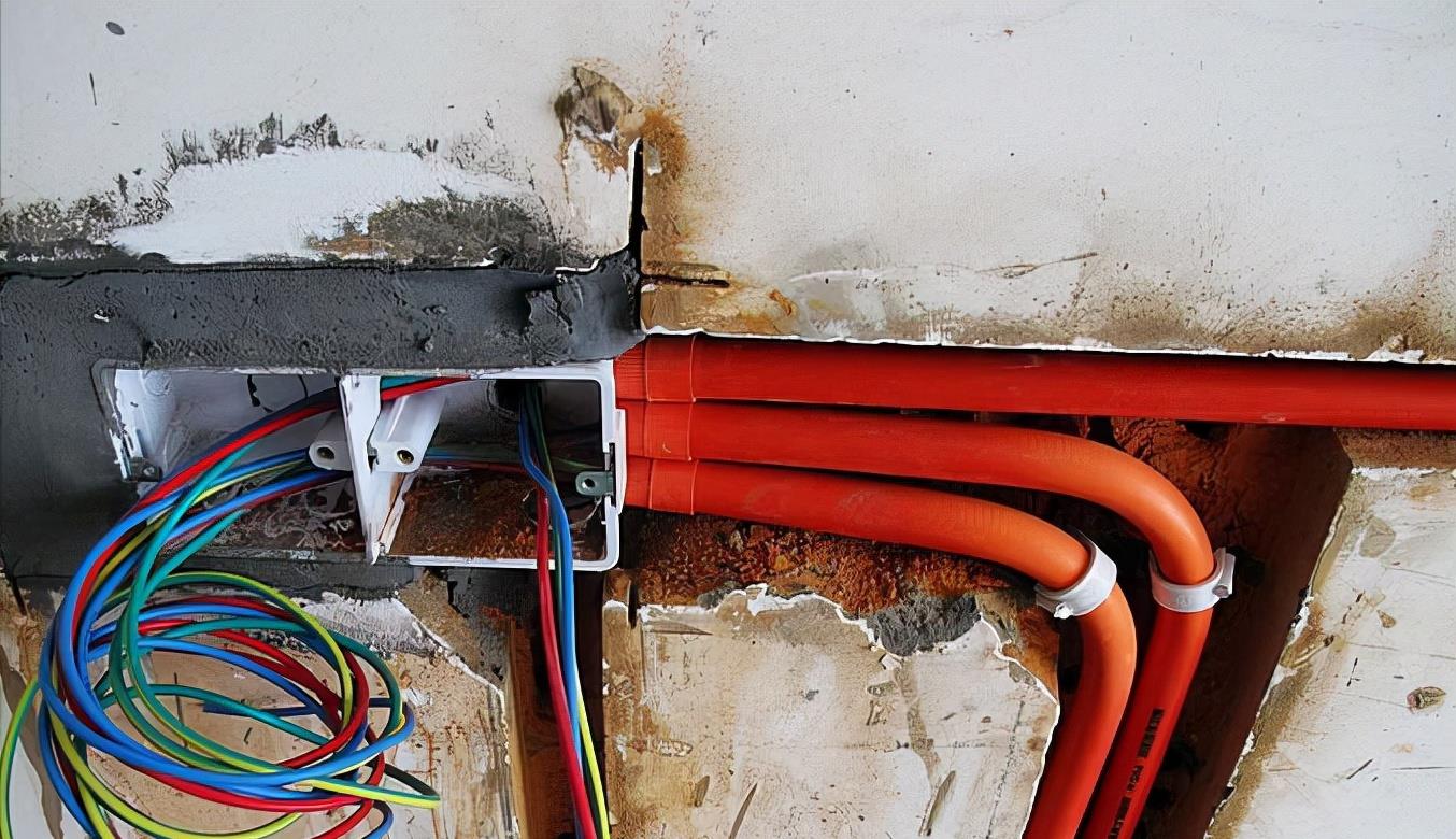 发现水电工把电线和地暖私自在中间做接头，赶紧换人，否则很严重