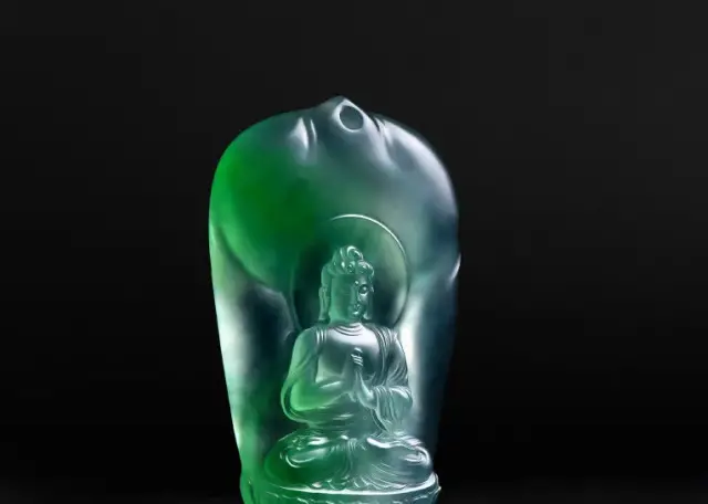 玉雕|飘绿花的冰种翡翠片料，玉雕师巧夺天工，最后成为收藏极品！