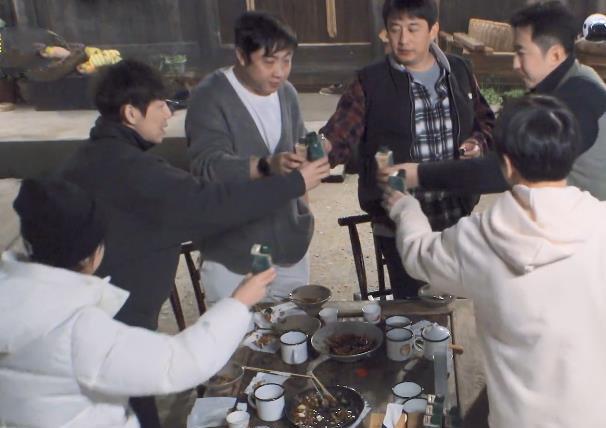 乔杉|《向往5》迎来最没素质嘉宾，一进门先去厕所，6人卧室内抽烟