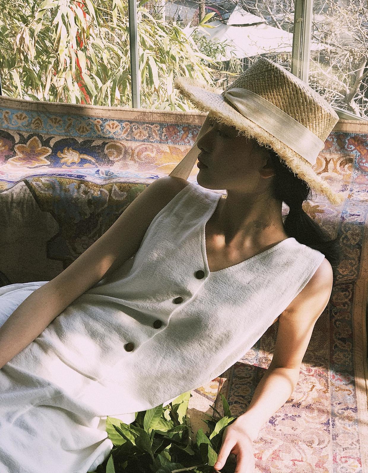 何有强|邱天22岁就这么美!穿黑色与玫红色拼接抹胸复古花苞裙,高级时髦