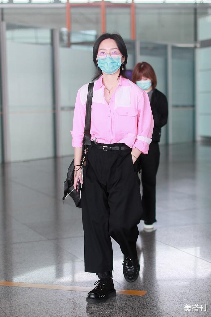 美搭刊|周笔畅真敢穿,粉西装配蓝色长裤时尚抢眼,曾经的假小子变女王了