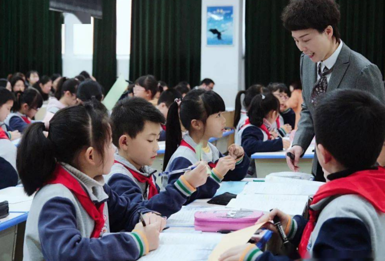 |学生没戴红领巾和校卡，老师以示惩戒不让学生上课，家长怒而反驳