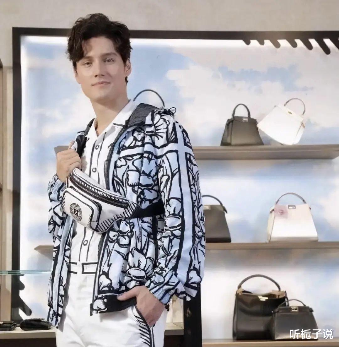 周华健|61岁周华健为爱子庆生，混血儿子胡子拉碴，网友：母亲基因很强大